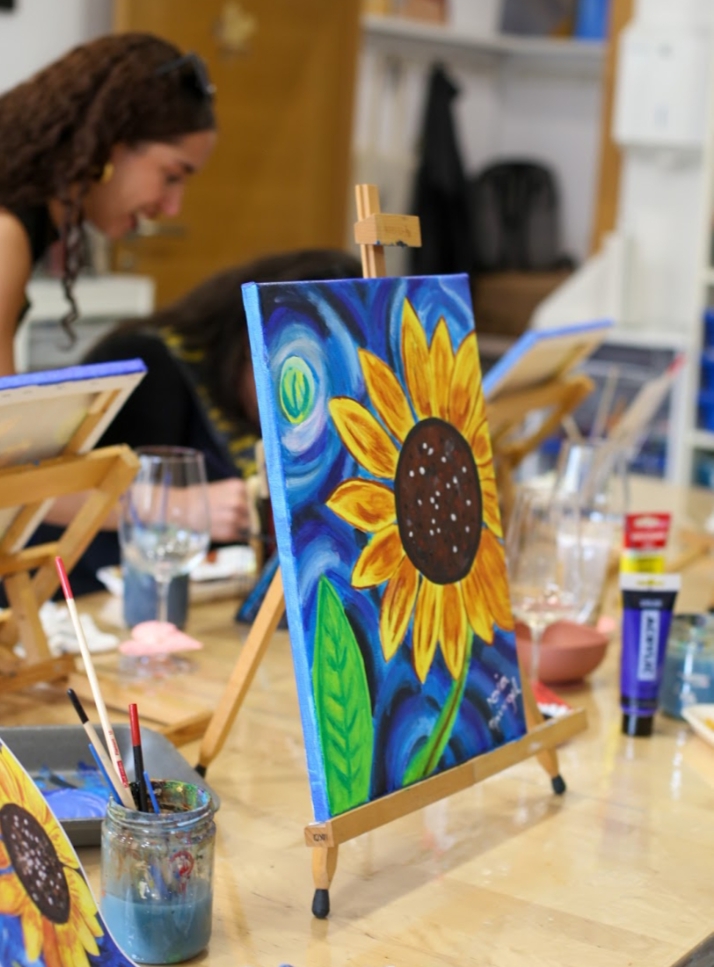 Clase de pintura de girasol en el taller
