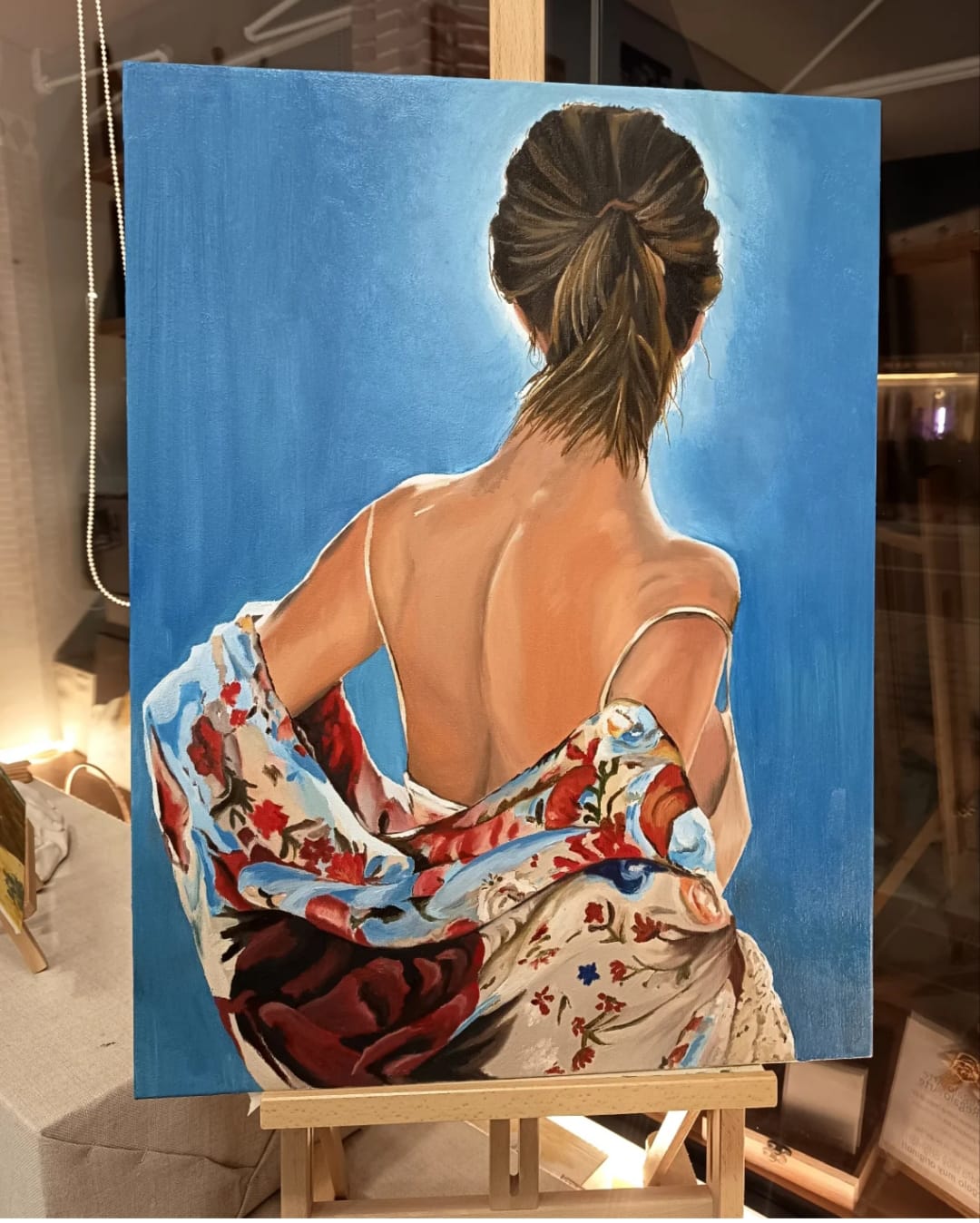Pintura al óleo de mujer de espalda con kimono