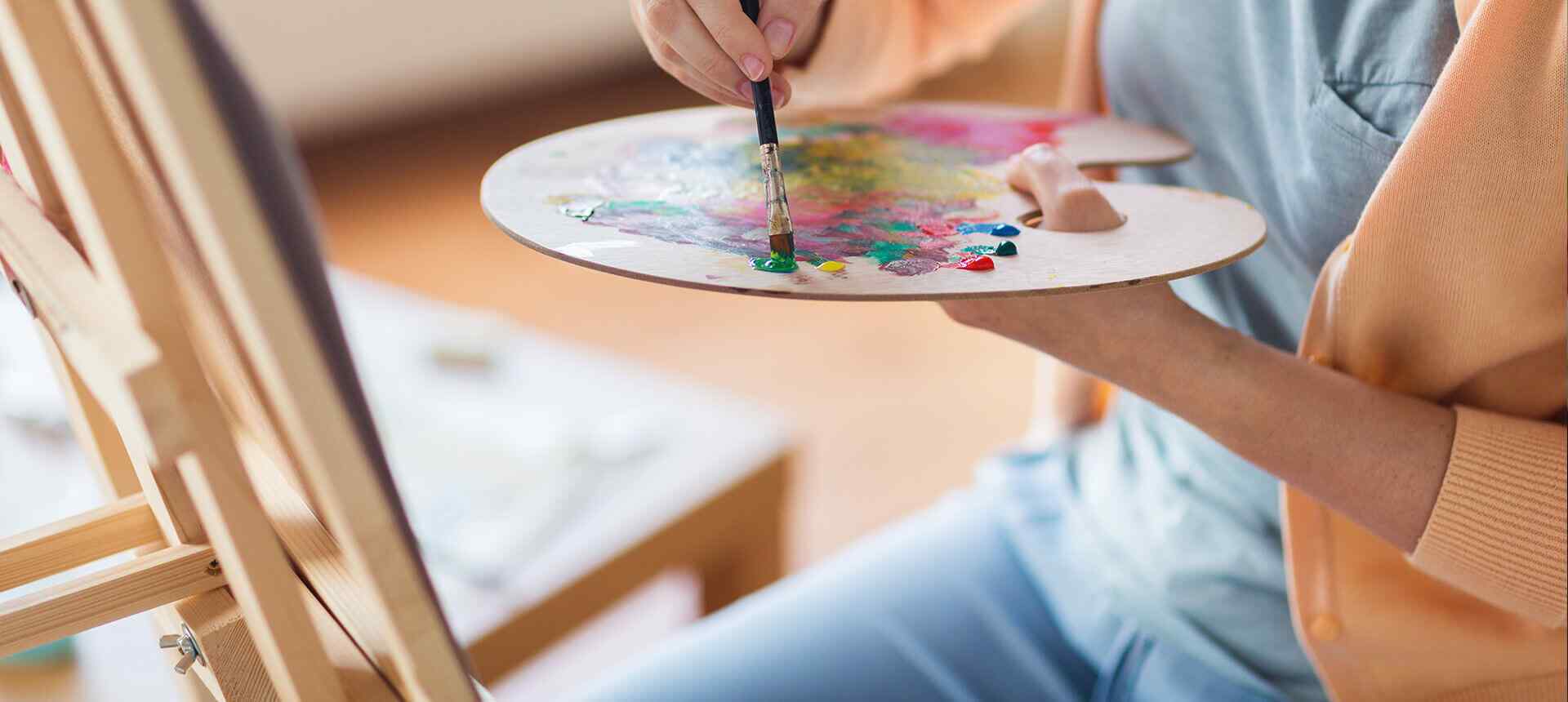 Niños y jóvenes pintando en clase de arte