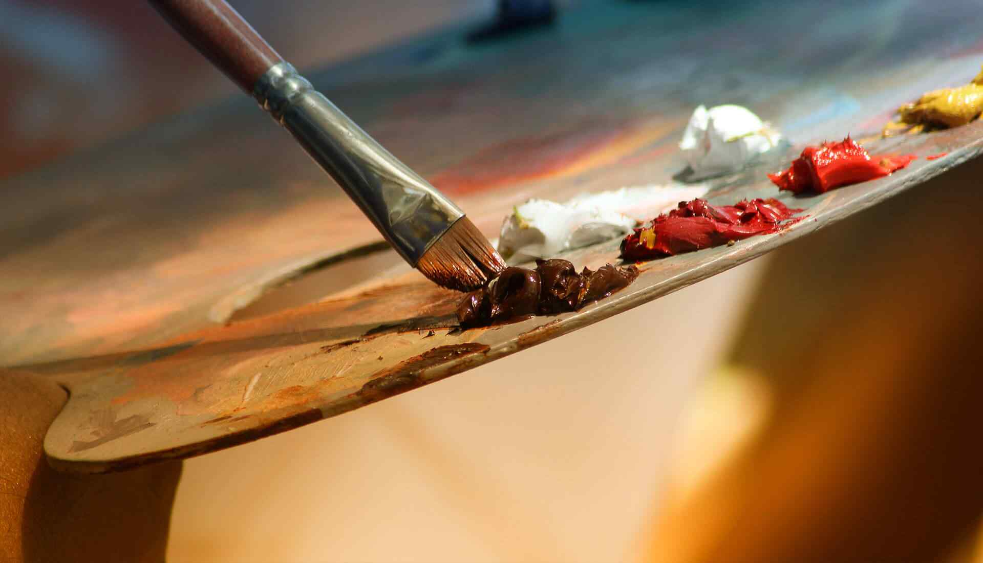 Adultos y séniors pintando en el taller